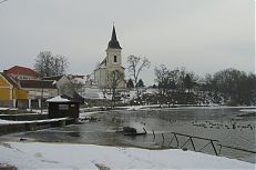 Pohled na Bošilecký rybníka s věží bošileckého kostela.