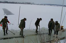 Zasouvání ledové kry z ledového okna pod led.